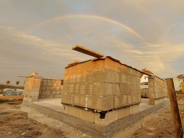 Mauern mit Hanfkalk Steinen