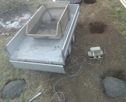 Befüllen der Punktfundamente mit Beton